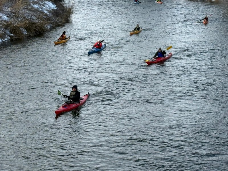 Paddler auf der Werra im Winter